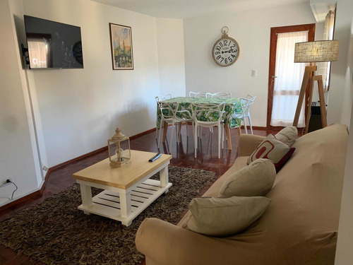 Imagen 2 de 27 de Departamento En El Centro De Bariloche Con Vista Al Lago, En Barrio Residencial Belgrano A Solo 4 Cuadras Del Centro Cívico, Apto Hasta 6 Personas