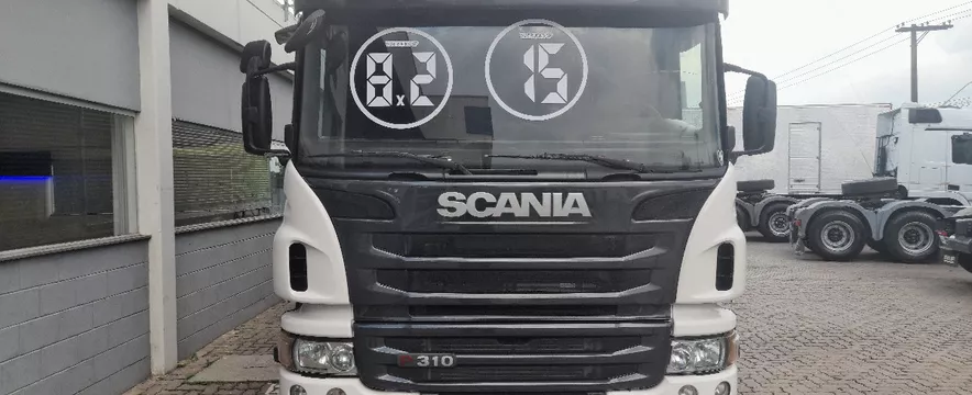 Scania P310 8x2 2015/2015 Com Baú 