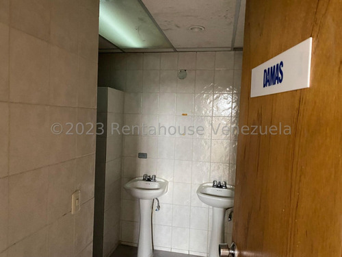Edificio Industrial En Venta En Los Dos Caminos 24-6109