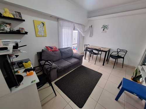 Ph En Planta Baja De Tres Ambientes Con Patio. Chacabuco 3700