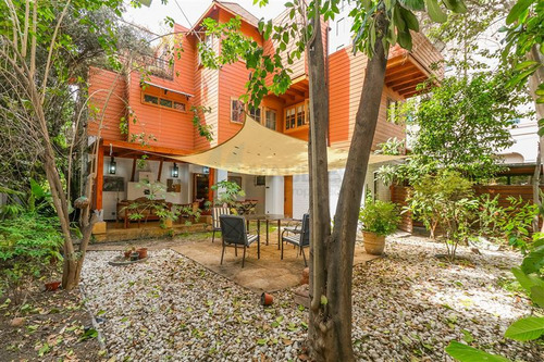 Casa En Venta De 7 Dorm. En Providencia