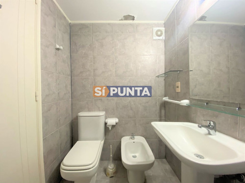 Imagen 9 de 15 de Punta Del Este, 2 Dormitorios Y 2 Baños, Cochera, Terraza Y Parrillero.