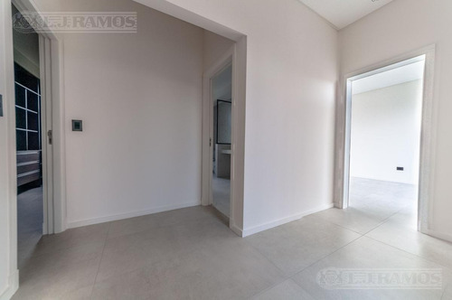Imagen 16 de 27 de Casa A Estrenar Sobre El Lago - Lagos Del Golf