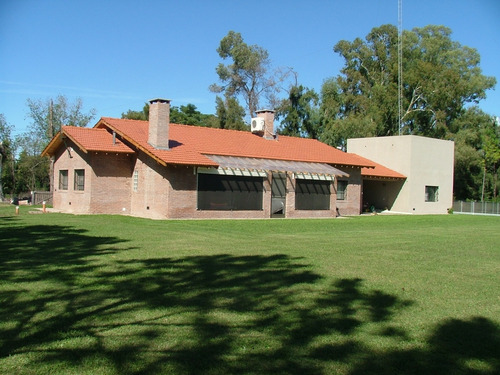 Venta De Chalet Con Pileta, Barrio Las Lomadas. Circuito Para Energía Solar. Sin Expensas. Dueño Directo. Jardín Parquizado Con Riego Automático