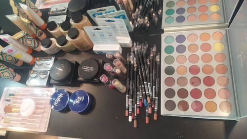 Imagen 1 de 1 de Combo De Maquillaje Variados