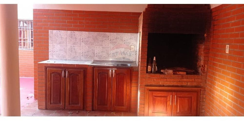 Vendo Casa En Pleno Centro De Encarnación: 6 Habitaciones Y 3 Baños.