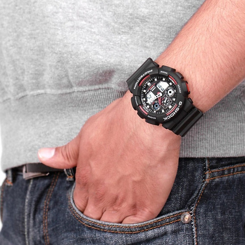 Imagen 6 de 7 de Reloj de pulsera Casio G-Shock GA-100 de cuerpo color negro, analógico-digital, para hombre, fondo negro, con correa de resina color negro, agujas color blanco y rojo, dial gris y blanco, subesferas color negro y gris, minutero/segundero blanco, bisel color negro y rojo y hebilla doble