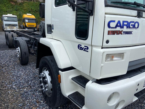 Imagem 3 de 12 de Ford Cargo 2422 8x2 Chassi Bx Km Fs Caminhoes