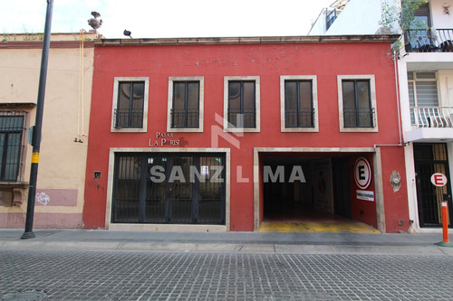 Centro: Excelente Local En 2 Niveles, Céntrico En Calle Madero.