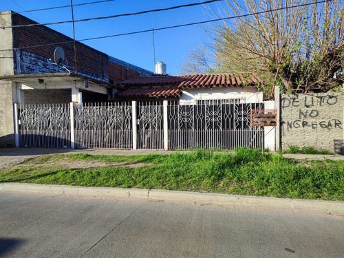 Casa Estilo Chalet Sobre Terreno De 300m2 , A 100 Mt De Av. Papa Francisco (ruta 23)