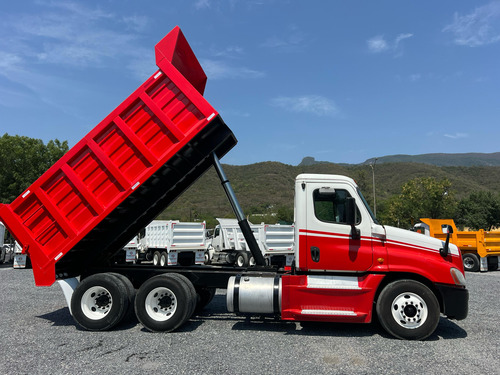 Volteo De 14 Metros Freightliner Cascadia