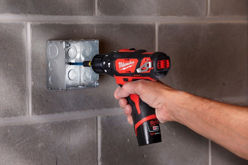 Taladro Atornillador Percutor A Batería 12v Milwaukee Maleta Color Rojo Frecuencia 50/60
