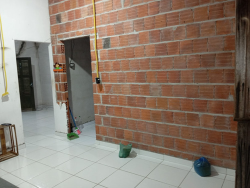 Pequeno Sítio Com Uma Casa De Dois Quartos, Sala, Cozinha