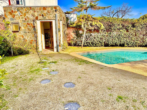 Casa En Venta De 4 Dorm. En Ñuñoa