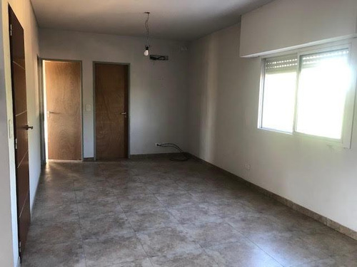 Imagen 4 de 10 de Casa En Ph De 3 Ambientes En Venta - Con Patio Y Cochera - San Antonio De Padua - Venta - Permuta