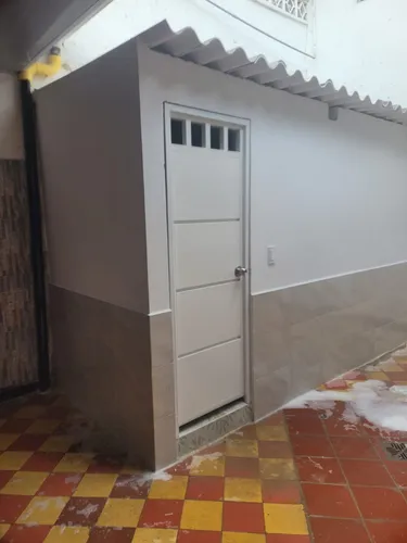 Casa Remodelada Tiene Un Cuarto Que Sirve Como Local O Habitación Con Baño Privado