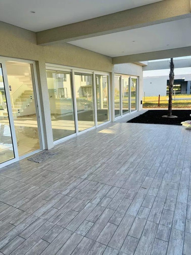 Casa En Venta - 4 Dormitorios 4 Baños - 800mts2 - Canning