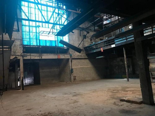 Venta Galpón Y Oficinas Más Casa En Pa Con Varios Ambientes