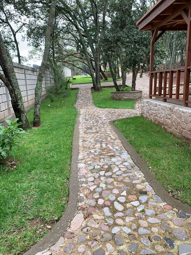 Se Vende Cabaña Estilo Californiana En Amealco, Terreno 4,400 M2, Super Lujo !