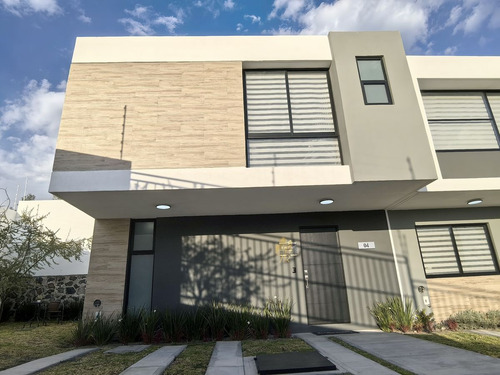 Casa Nueva En Zaru, Querétaro Moderno Con 3 Recámaras, Tv Y Jardín Central