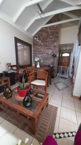 Hermosa Casa De Un Piso Con Mansarda, En Barrio Consolidado