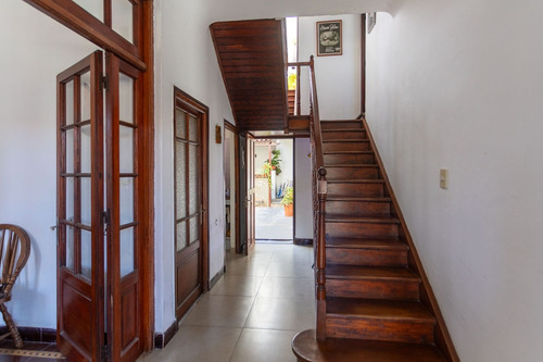 Única En Su Estilo. Venta De Casa En Malvin, 5 Dormitorios, Padrón Único.