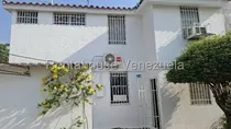 Comprar Excelente Casa Duplex De Esquina En Urbanizacion Privada Con Piscina, Cuenta Con 2 Entradas, 1ppal. A Sala, Comedor, Family Room, 2h, 1b, Amplia Cocina, Y Otra Por El Area De Lavanderia 