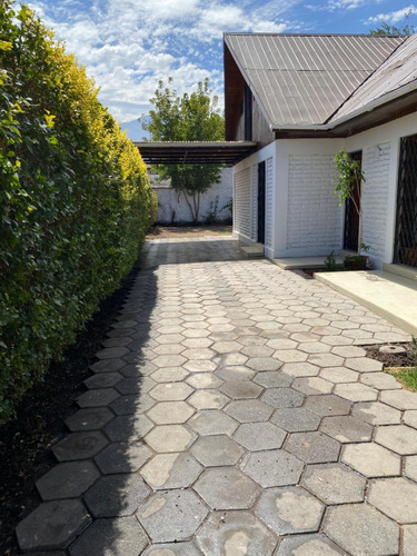 Casa Recien Remodelada En Una Tranquila Calle De La Reina