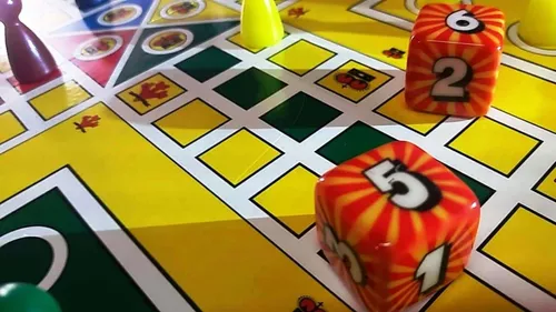 Jogo De Ludo Tabuleiro Pinos Em Madeira Com 2 Dados Flash