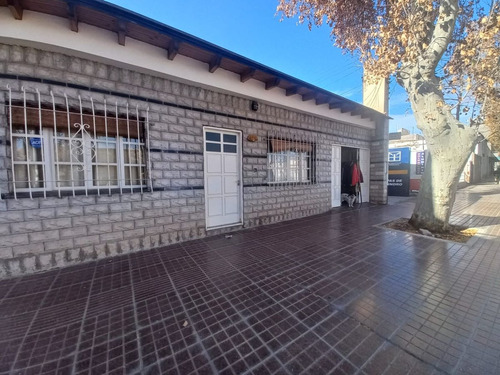 Casa Con Taller Y Galpon En Godoy Cruz