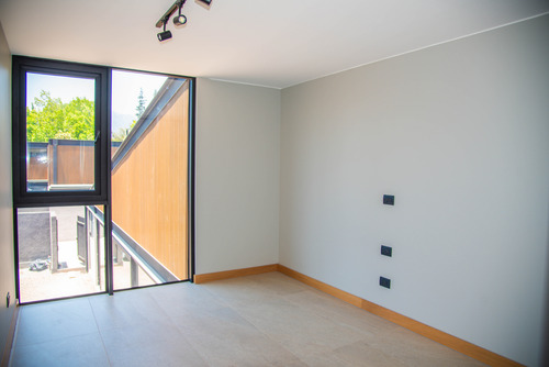 Increible Casa Minimalista-colegio Newland