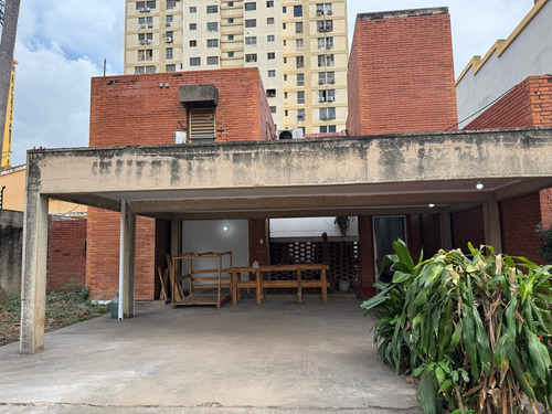 En Venta De Casa Ubicada Urb. Los Caobos Mcy.