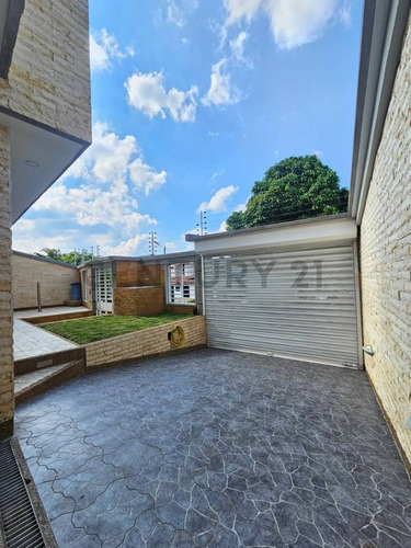 Casa En Venta Los Castores Totalmente Remodelada, Amoblada Acabados De Lujo.