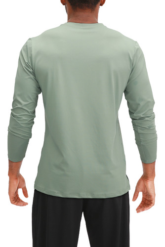 Use Una Camiseta Negra De Manga Larga Con Cuello Redondo En