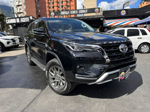 Imagen 3 de 10 de Toyota Fortuner Dubai Vx Negro 2023