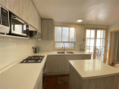 Casa En Venta De 3 Dorm. En Las Condes