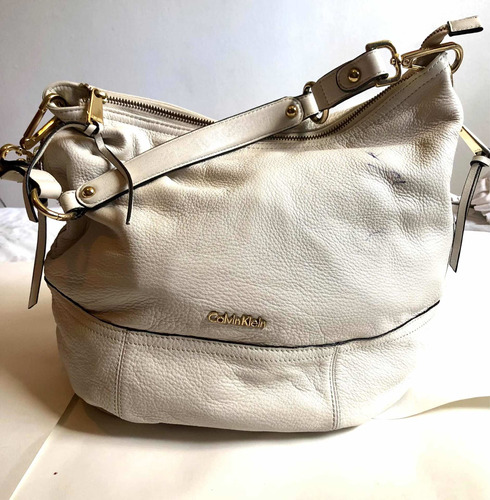 Cartera De Hombro Marca: Calvin Klen Color Blanco Hueso.