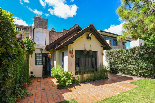 Casa De 3 Dormitorios En Venta Con Pileta Y Quincho Fisherton