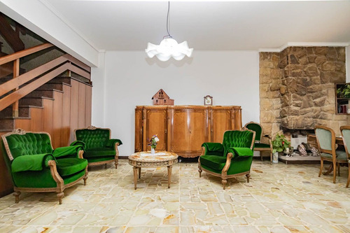 Venta Casa 5 Amb. En Caseros Con Pileta Y Cochera