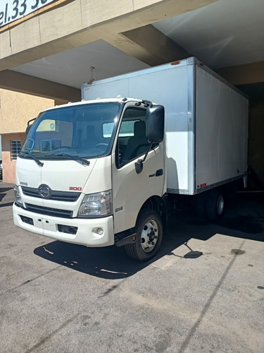 Imagen 4 de 9 de Hino 816 Semi Long Modelo 2015