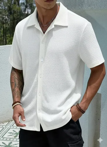 Homem vestindo camisa casual branca texturizada com botões, visto de frente
