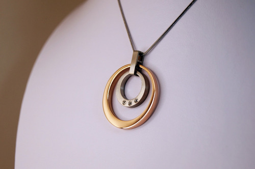 Collar Dije Aros De Titanio Con 3 Piedras Zirconia