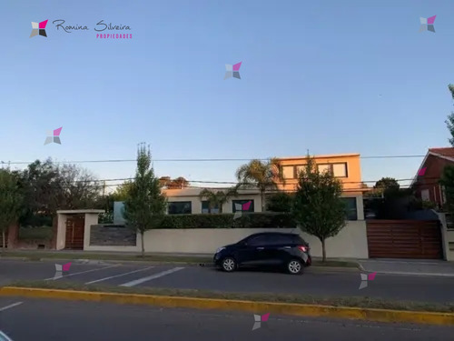 Venta De Casa De 4 Dormitorios En Zona Residencial Para Todo El Año A Pasos De Playa Mansa 