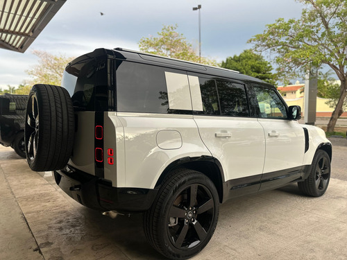 Land Rover Defender 110 Dynamic SE