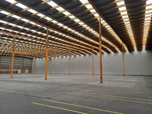 Bodega En Renta De 8,402 M2 Con Oficinas Y Andenes En Cuautitlan Izcalli