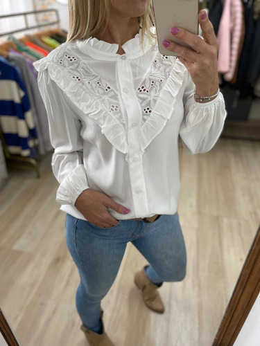 Imagen 1 de 4 de Blusa Remera Con Broderie Mujer The Big Shop