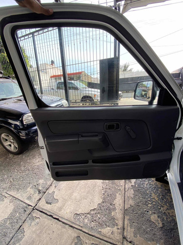 Imagen 8 de 15 de Nissan Np300 2014 2.4 Pick-up Dh Mt