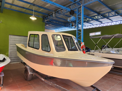 Tracker Cabinado Cuddy 530
