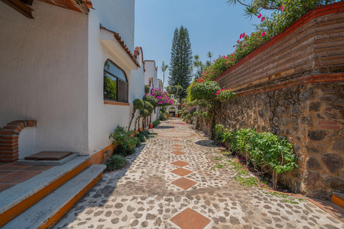 Casa En Venta En La Cañada Con Jardín Privado En Lomas De Atzingo Cuernavaca Morelos