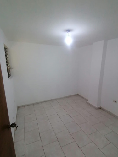 Imagen 4 de 12 de Se Vende Apartamento En Res. Pomarrosa, Paraparal (glc-1099)
